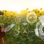Landwirtin nutzt Smart Farming Technologie